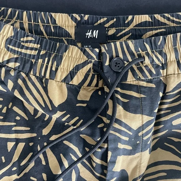 H&M Black and Tan Patterned Garment Men’s Shorts - Picture 3 of 5